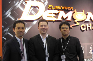 Pearl Max Iishi-Jai Jenkov-Akito Takegawa Jai Jenkov og Takai Music i fornemt selskab af selveste Max Iishi (tv.) vicepræsident for Pearl Worldwide og Akito Takegawa (Pearl Japan R&D Chief Designer) som bl.a. har udviklet Demon Drive pedalen (Pearls tekniske troldmand).